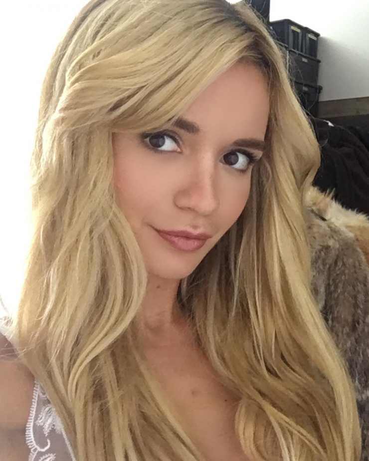 Ekaterina Zueva taking a selfie