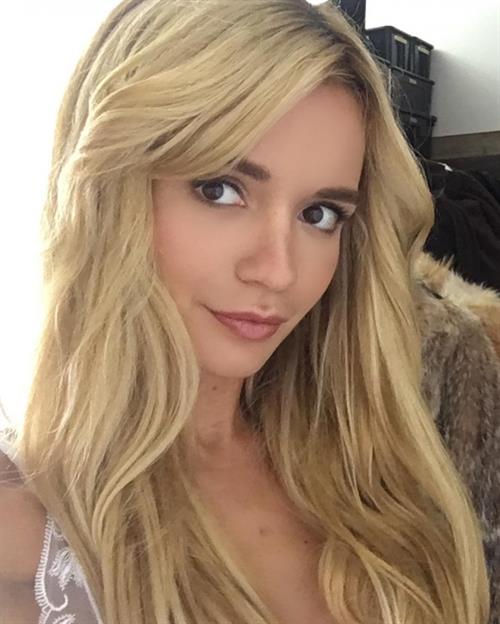 Ekaterina Zueva taking a selfie