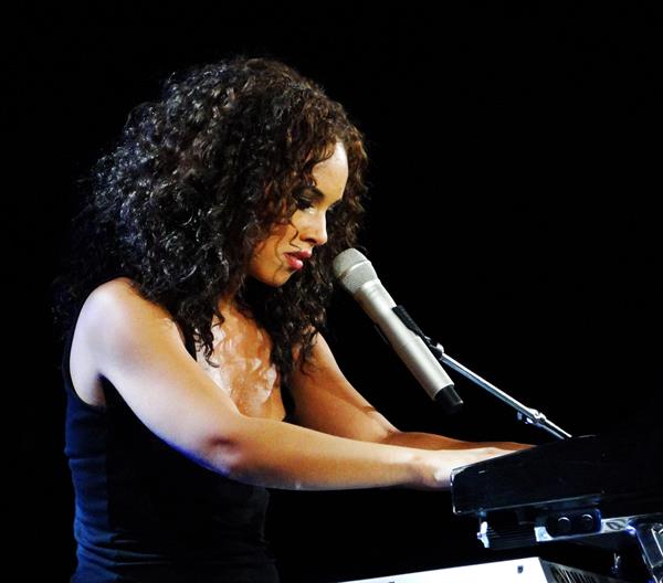 Alicia Keys performs live on stage at the Allstate Arena in Rosemont on March 3, 2010 