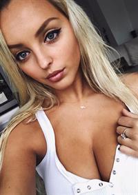 Luna Stevens taking a selfie