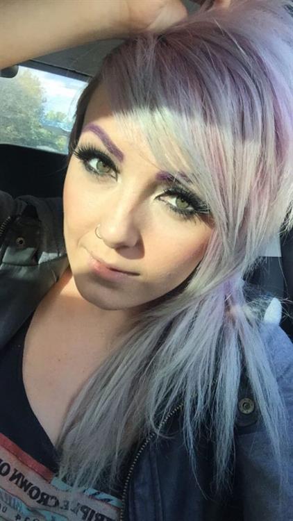 Jessica Nigri taking a selfie