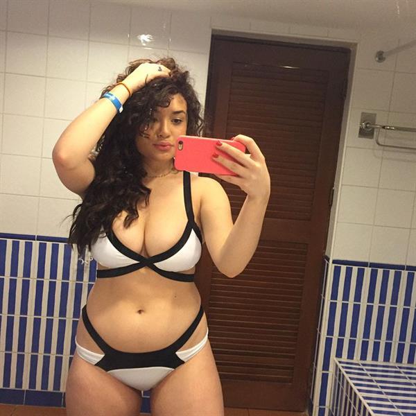 Diana Veras in a bikini taking a selfie