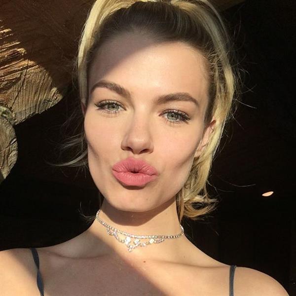 Hailey Clauson taking a selfie