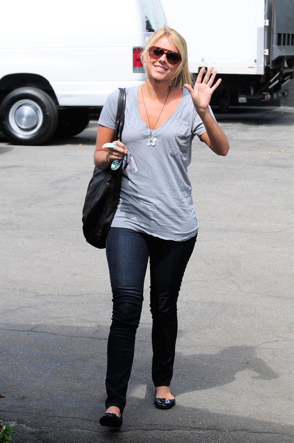 Ali Fedotowsky drops off her Mini Copper at Avon Rent a Car in Beverly Gills on July 1, 2010
