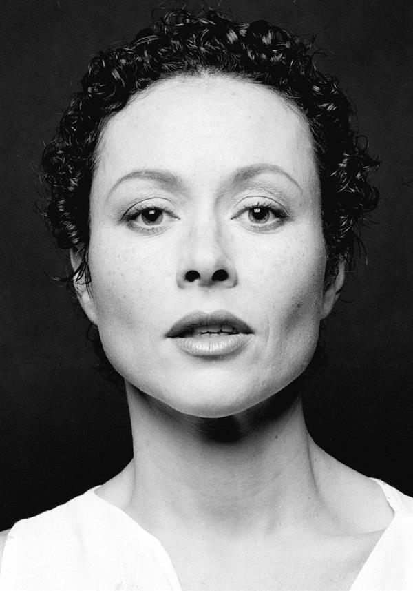 Amanda Mealing Photoshoots  