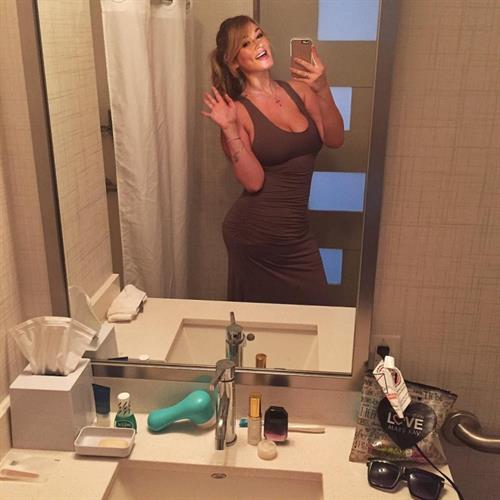 Hunter McGrady taking a selfie