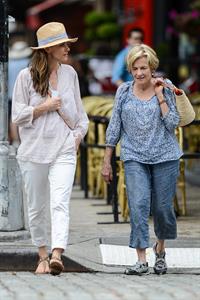Amanda Peet - Out with her mom - August 25, 2012