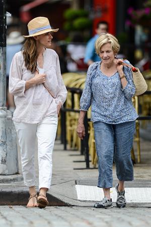 Amanda Peet - Out with her mom - August 25, 2012