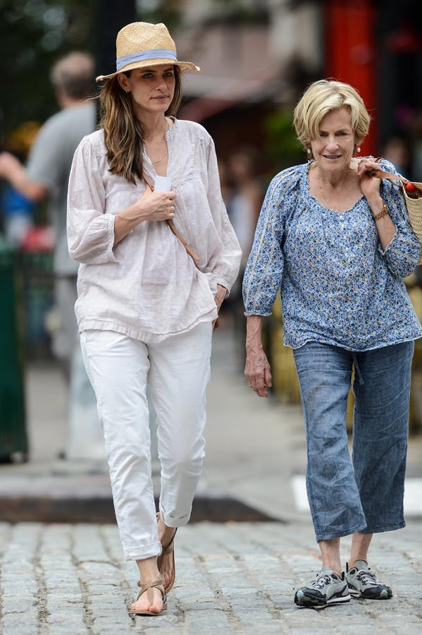 Amanda Peet - Out with her mom - August 25, 2012