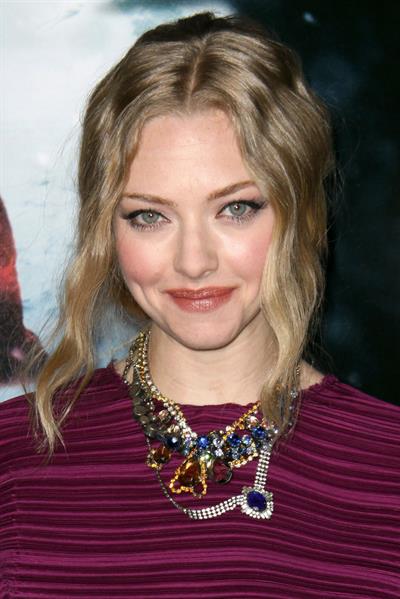 Amanda Seyfried Los Angeles premiere of Red Riding Hood at Graumans Chinese Theatre on March 7, 2011