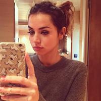 Ana De Armas taking a selfie