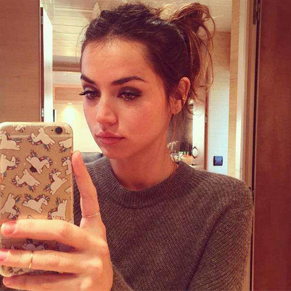 Ana De Armas taking a selfie