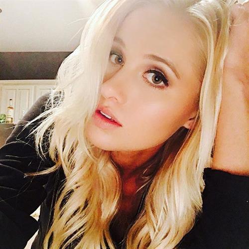 Tomi Lahren taking a selfie