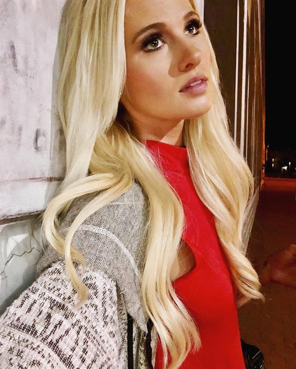 Tomi Lahren taking a selfie