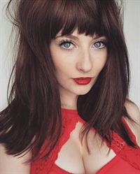 Jessica Lou taking a selfie