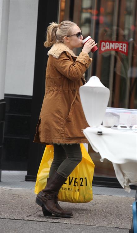 AnnaSophia Robb out shopping in New York City 12/21/12 