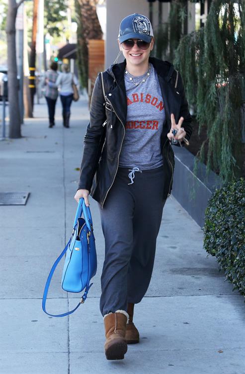 Anna Faris Stops by Salon Benjamin in West Hollywood (November 20, 2012) 
