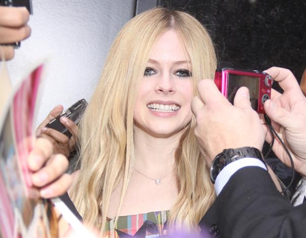 Avril Lavigne – “Good Morning America” NYC 11/5/13  