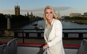 Britney Spears – sightseeing in London 10/15/13  