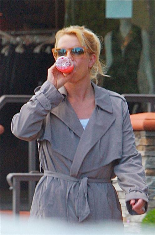 Britney Spears Heads to an appointment in Calabasas, California (November 17, 2012) 