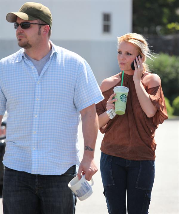 Britney Spears in jeans leaving Starbucks LA (10/04/12) 