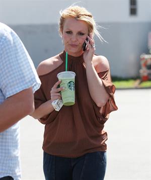 Britney Spears in jeans leaving Starbucks LA (10/04/12) 