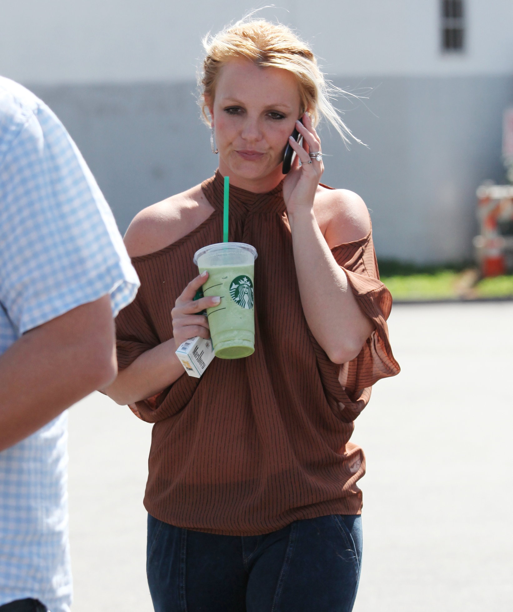 Britney Spears in jeans leaving Starbucks LA (10/04/12) 