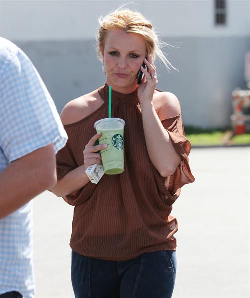 Britney Spears in jeans leaving Starbucks LA (10/04/12) 