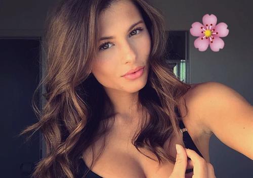 Shelby Bay taking a selfie