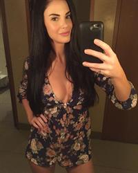 Jayde Nicole taking a selfie