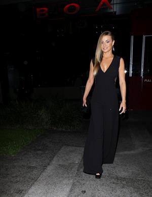 Carmen Electra Looked amazing stopping by Boa for a bite 23.01.13 
