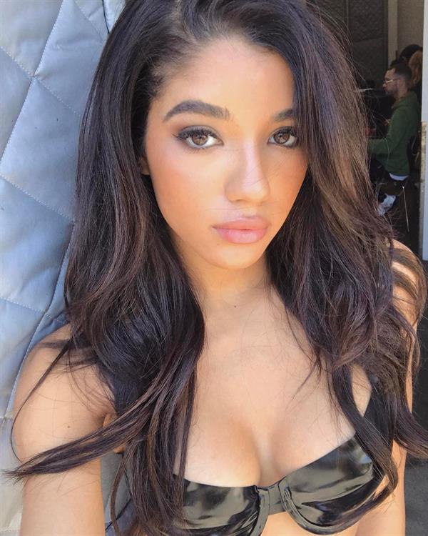 Yovanna Ventura taking a selfie