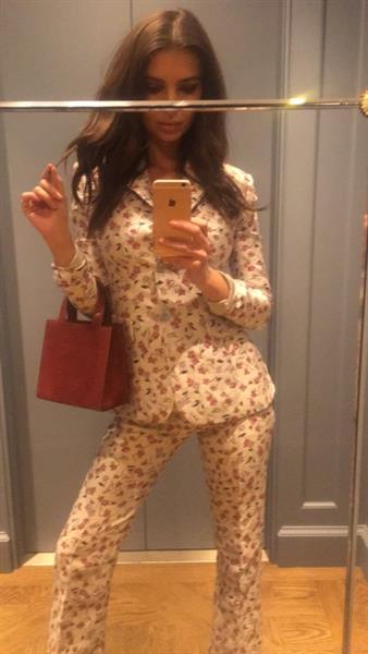 Emily Ratajkowski taking a selfie