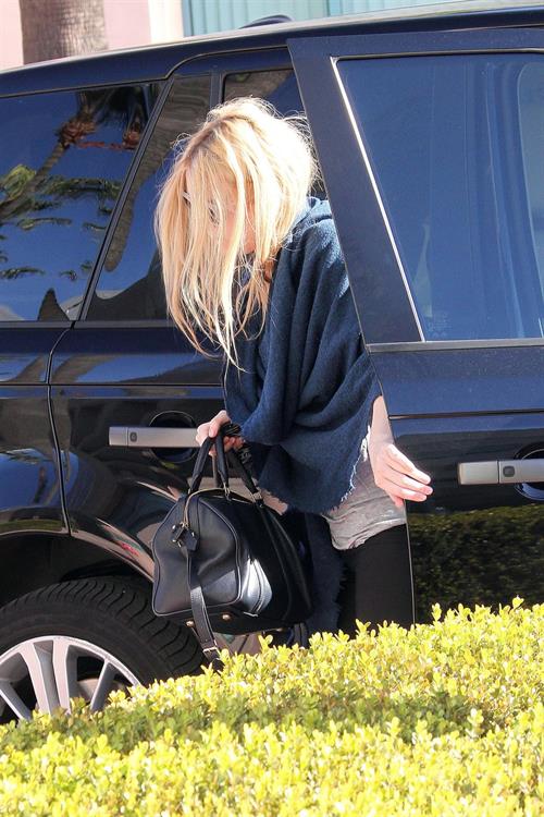 Dakota Fanning rushes into a workout class in Los Angeles January 17, 2013 