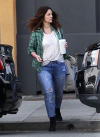 Drew Barrymore - Grabs a cup of somewhat in Santa Monica (21.02.2013) 
