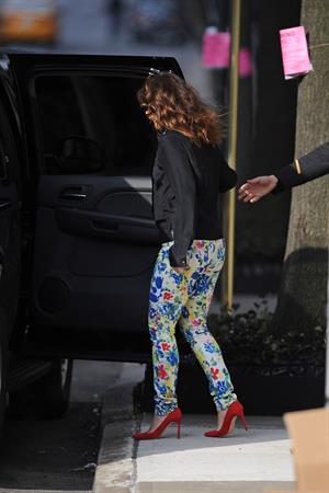 Drew Barrymore in cute leggings in New York City (21.03.2013) 