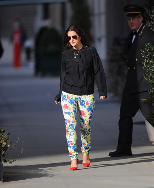 Drew Barrymore in cute leggings in New York City (21.03.2013) 