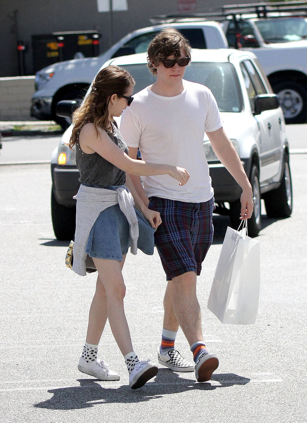 Emma Roberts - Spotted shopping at Samy's in Los Angeles (30.03.2013) 