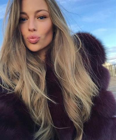 Mathilde Gøhler taking a selfie