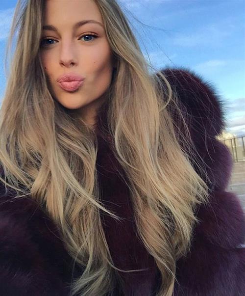 Mathilde Gøhler taking a selfie