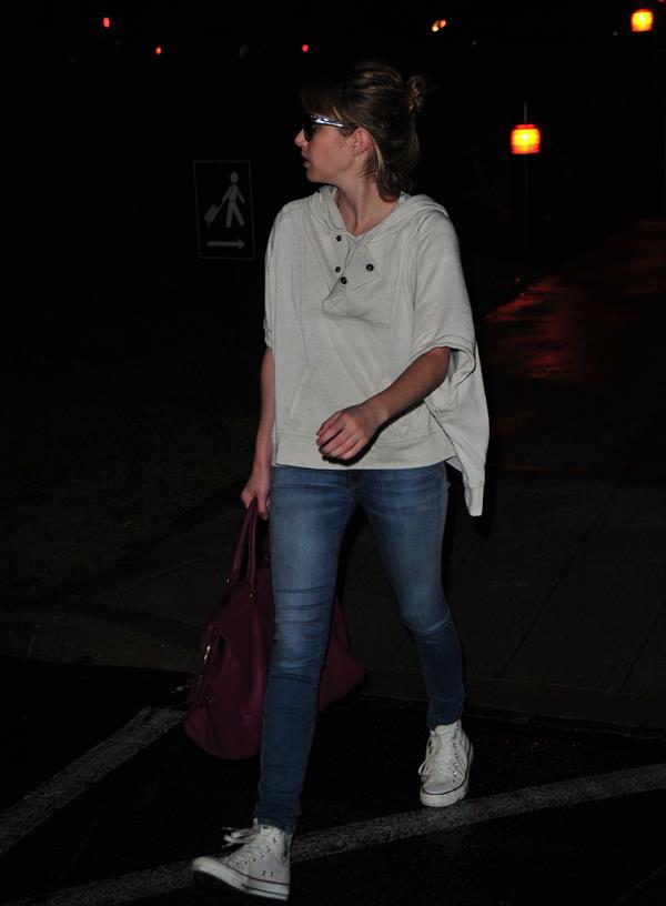 Emma Roberts lands in Wilmington to continue filming 'We're the Millers' (09 August 2012)