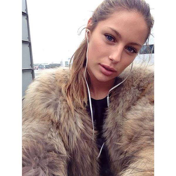 Mathilde Gøhler taking a selfie