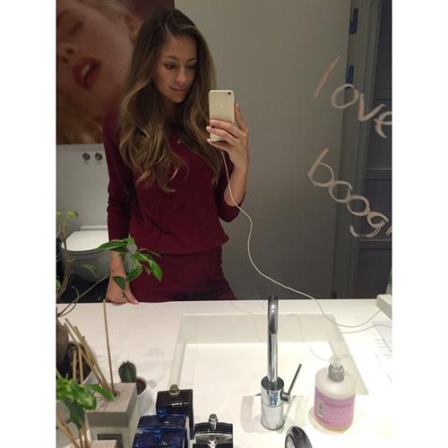 Mathilde Gøhler taking a selfie