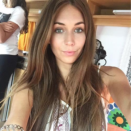 Talisa Loup taking a selfie