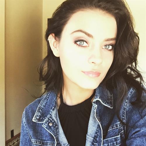 Alexandra Tyler taking a selfie