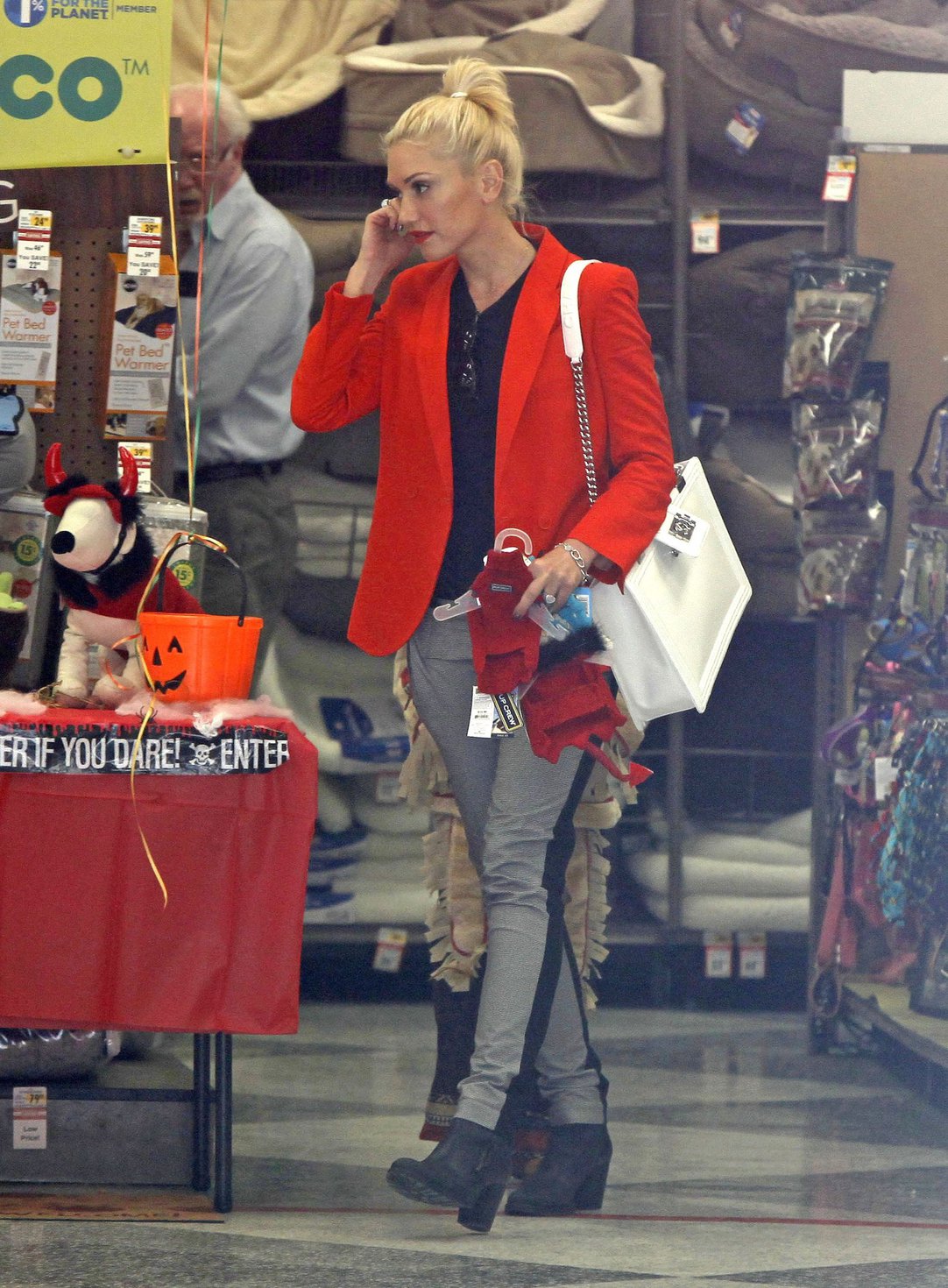 Gwen Stefani Spotted entering a store in Studio City (October 13, 2012) 