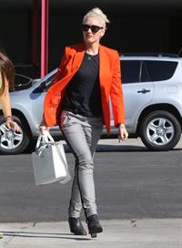 Gwen Stefani Spotted entering a store in Studio City (October 13, 2012) 