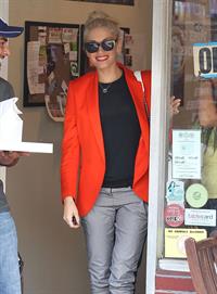 Gwen Stefani Spotted entering a store in Studio City (October 13, 2012) 