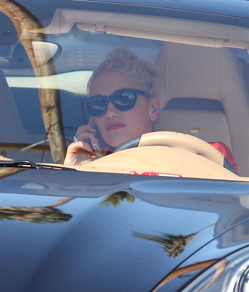 Gwen Stefani Spotted entering a store in Studio City (October 13, 2012) 