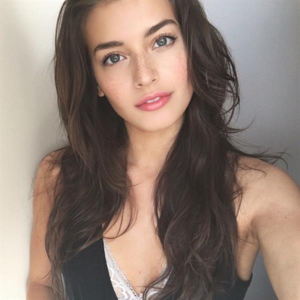 Jessica Clements taking a selfie